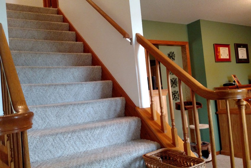 7274 Foxcroft - Staircase mls