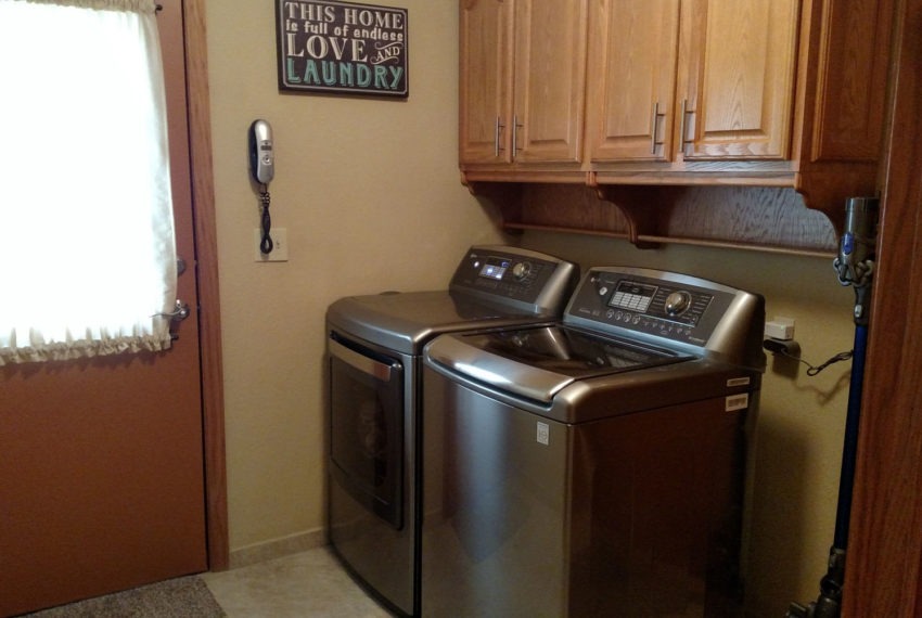 7274 Foxcroft - laundry mls