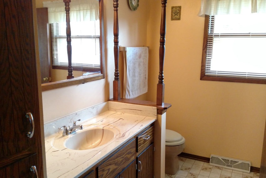 9148 S 28th - bath mls