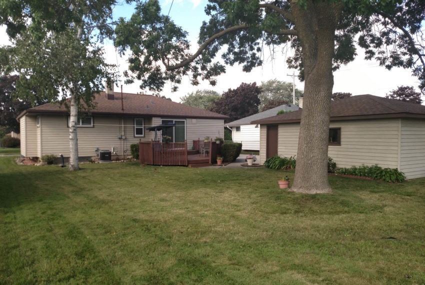 8011 Tesch - back yard2w