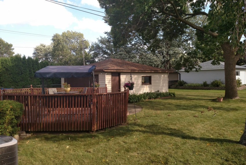 8011 Tesch - back yard3w