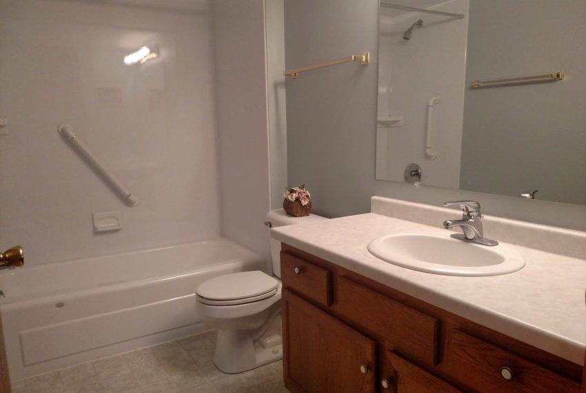 6185 Creekside - bath masterw