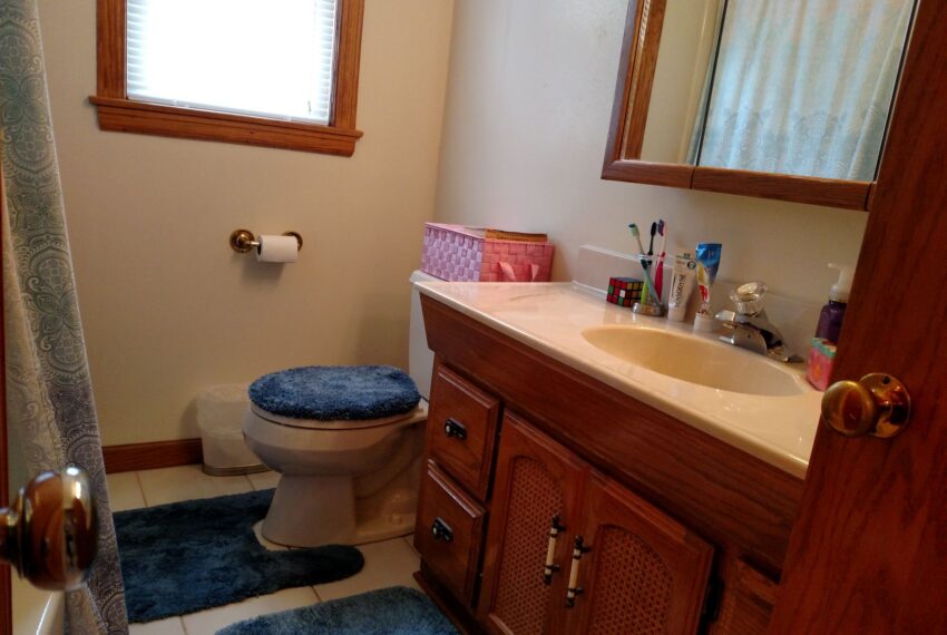 2929 S 38th - bath upper