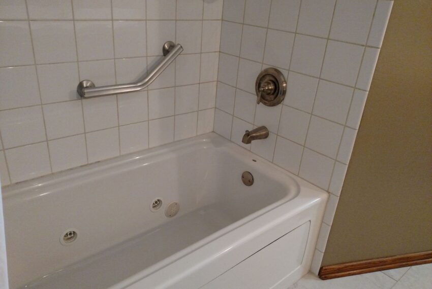 10175 S 13th - jetted tub
