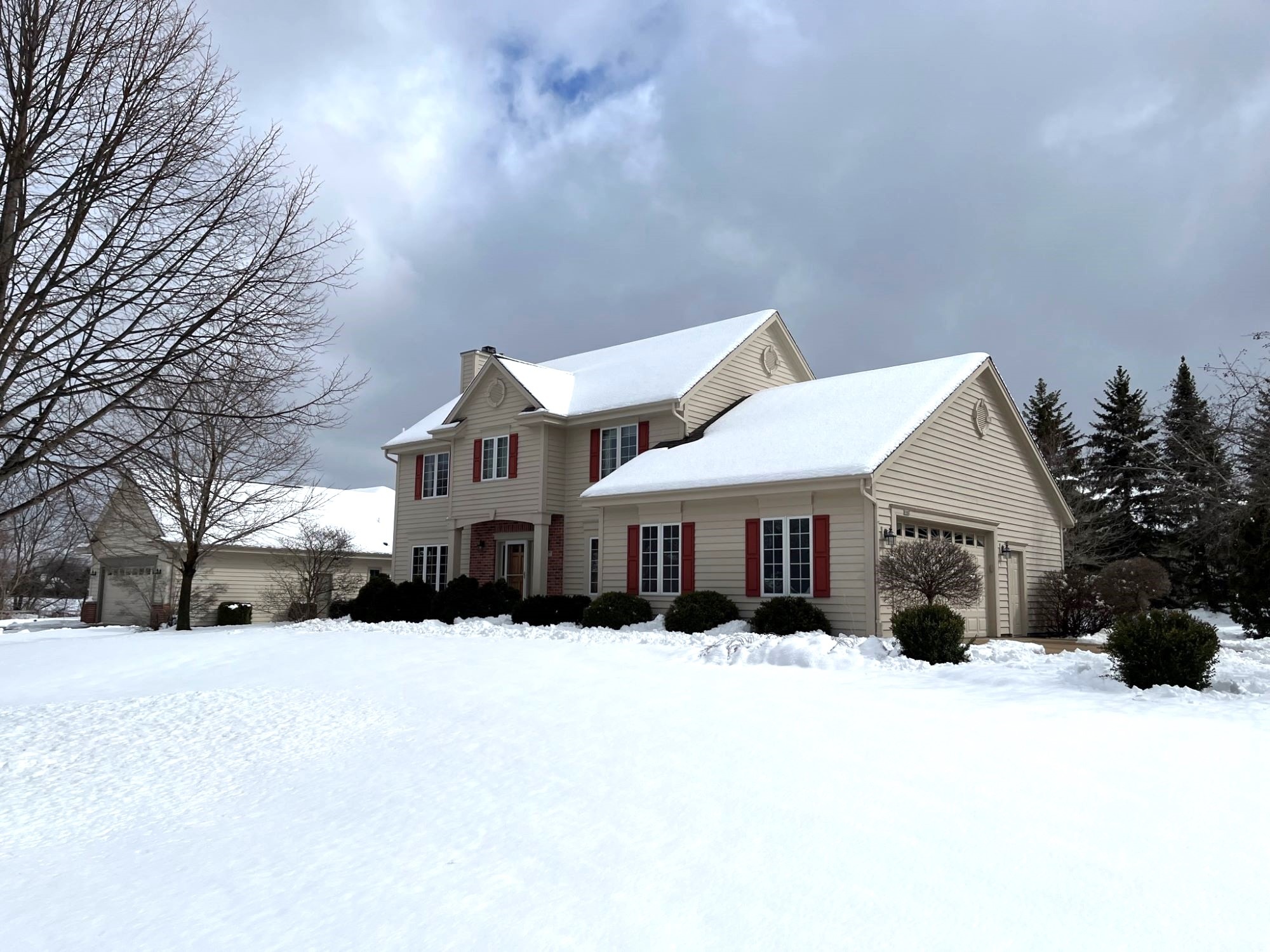 8157 W Woodfield Dr – Franklin – 4 BR – Two Story Colonial