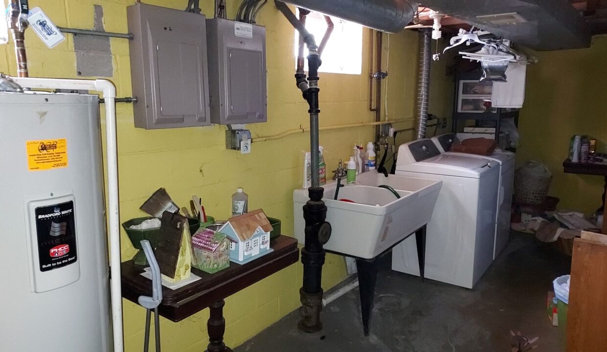 709 Elm - Laundry Area