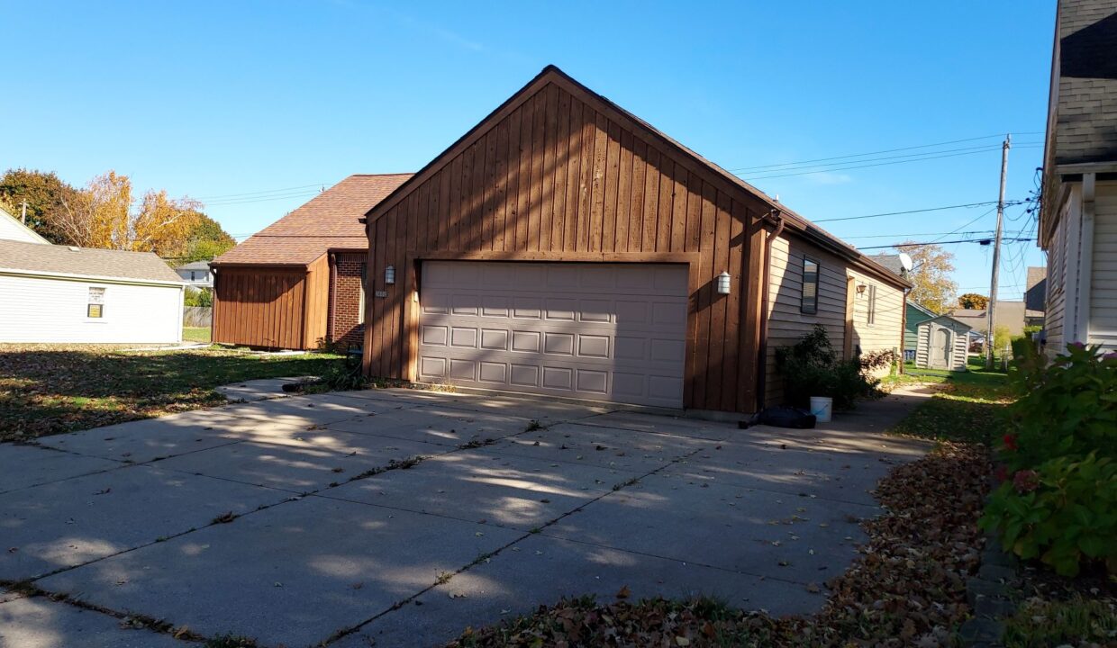 1000 S 86th - 2 car attached garage