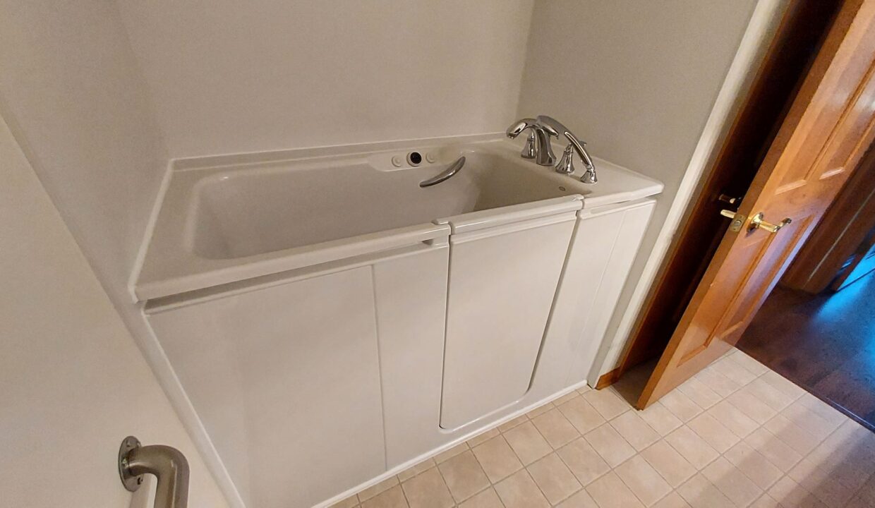 535A Fairview - walk-in tub