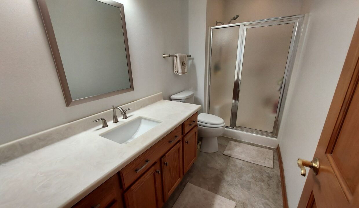 535 Fairview B - Main Bath