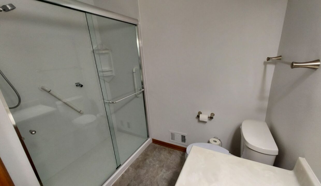 535 Fairview B - walk-in shower