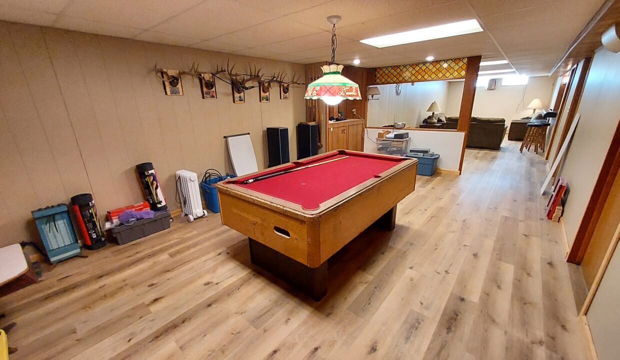 5528 Jerelyn - Rec Rm pool table