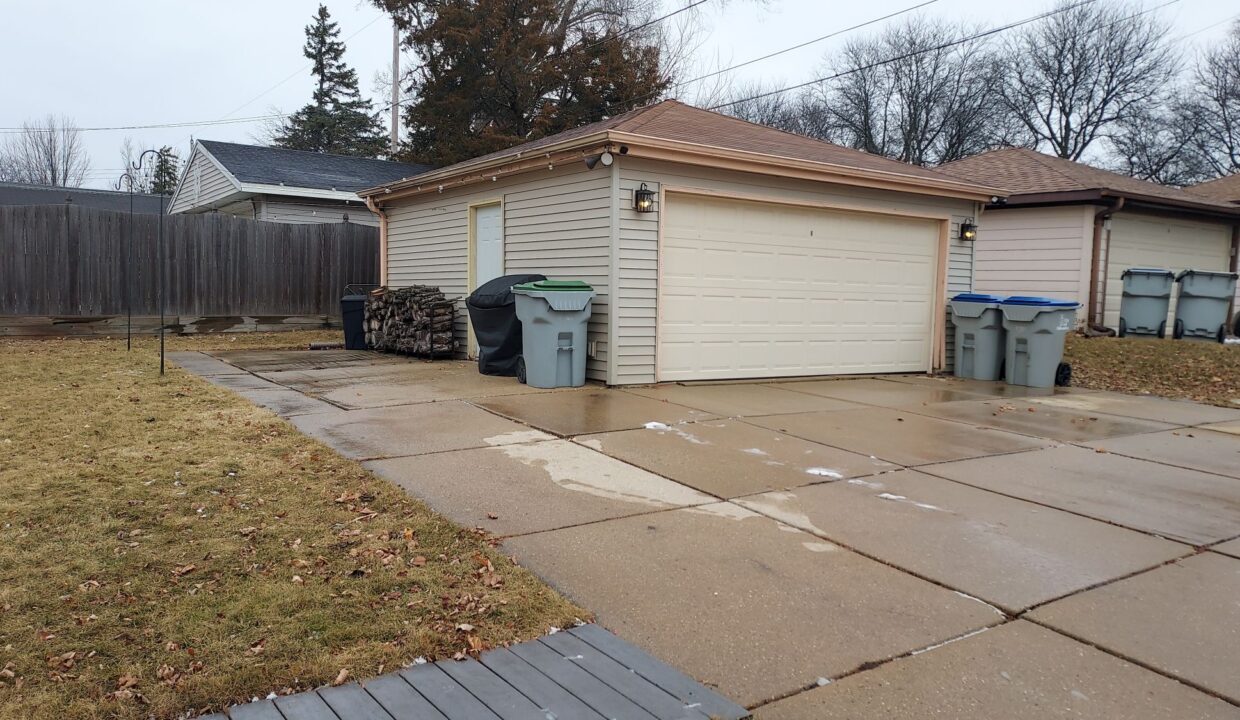 3972 S 58th - garage