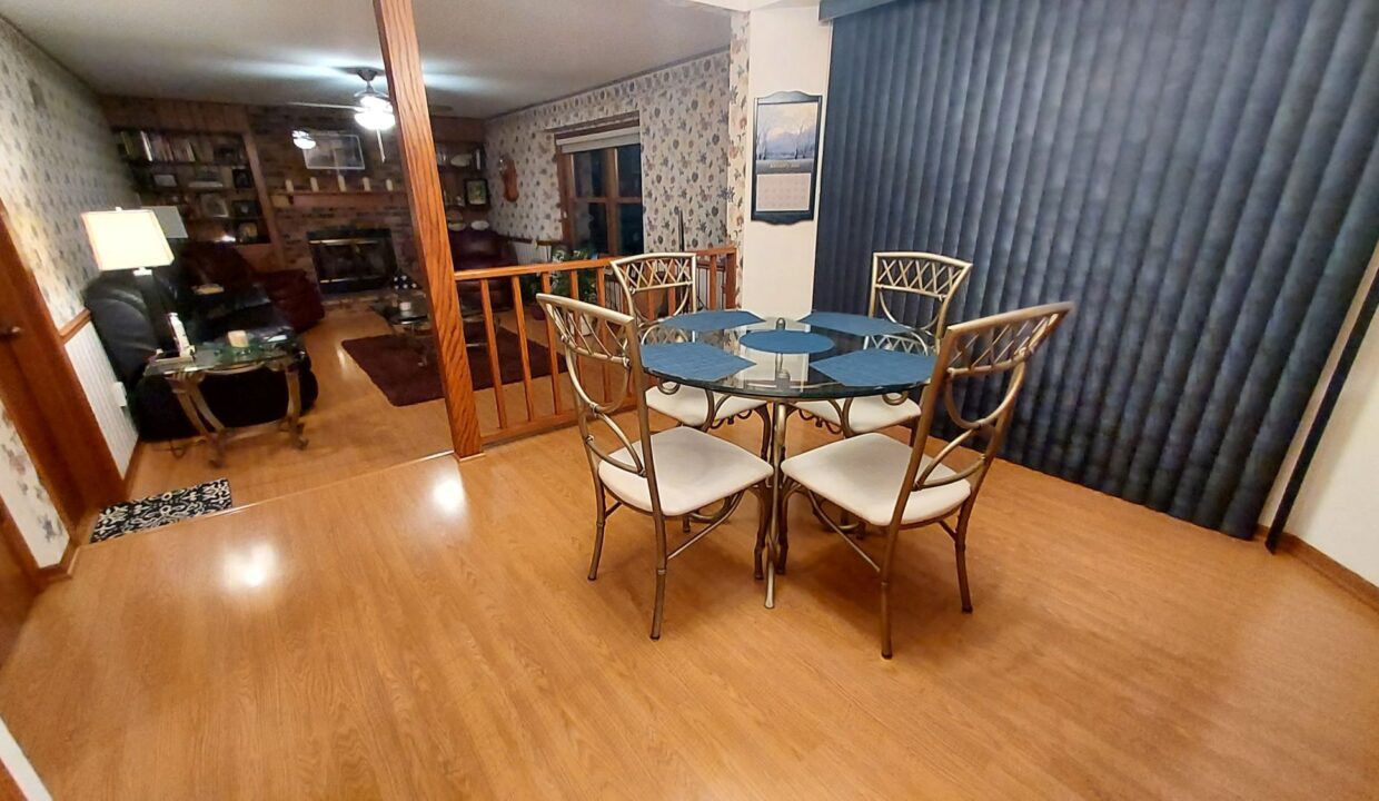 9140 S 28th - Dinette