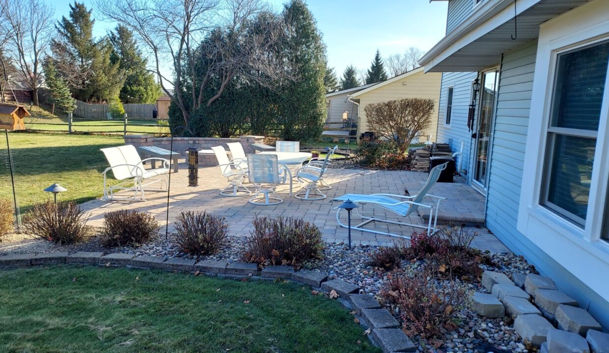 9140 S 28th - Patio