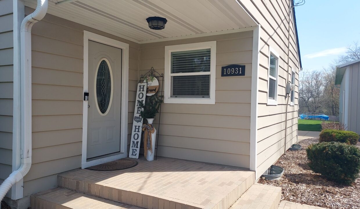 10931 W Ryan Rd - Front Door