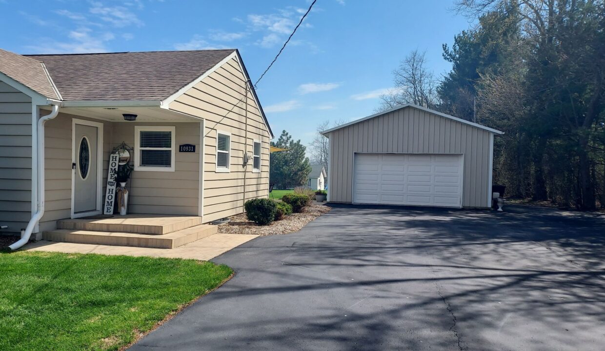 10931 W Ryan Rd - Front View Garage