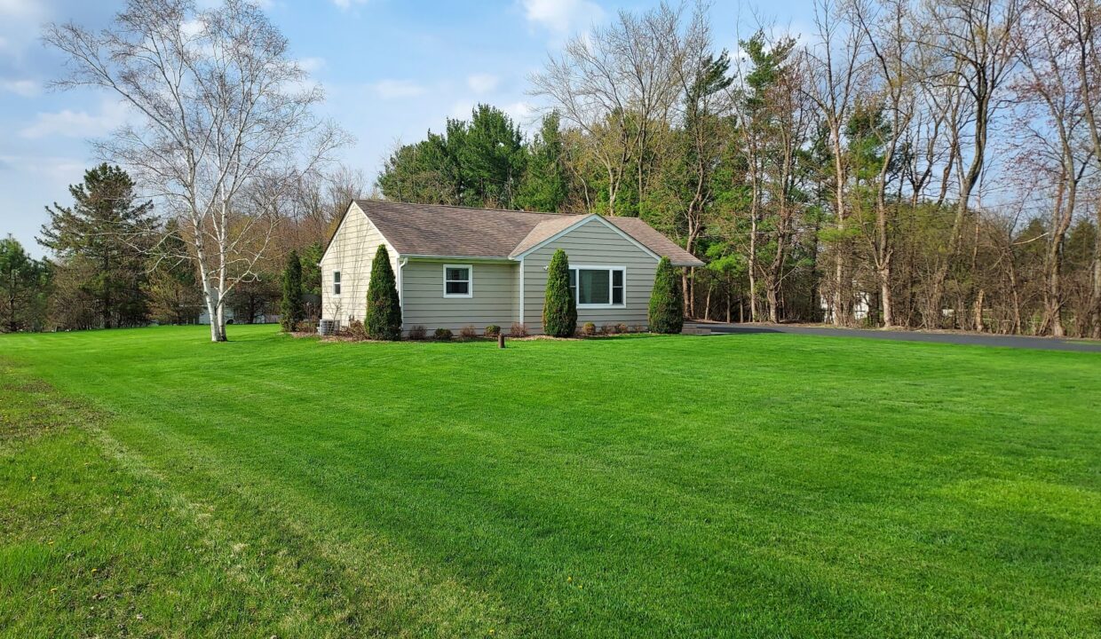 10931 W Ryan Rd - Front Yard