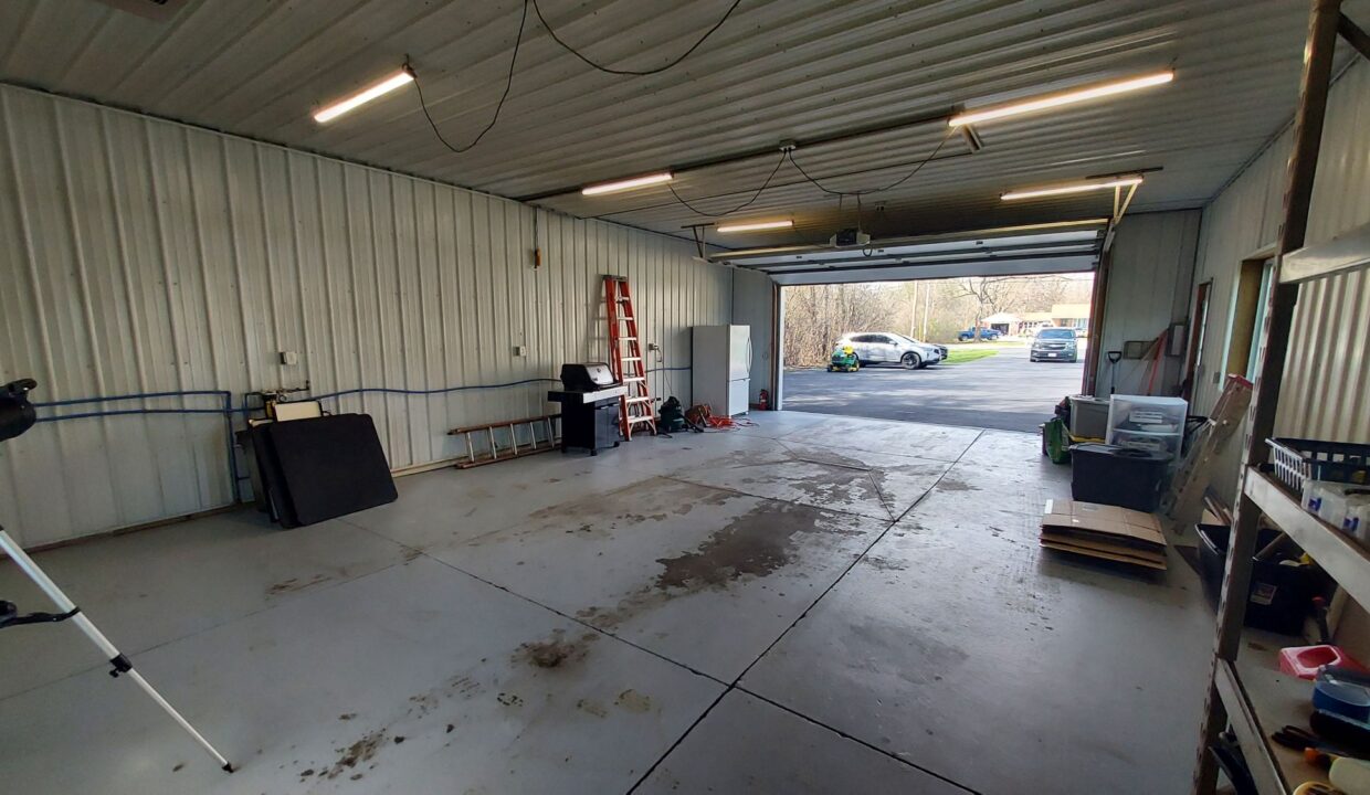 10931 W Ryan Rd - Garage