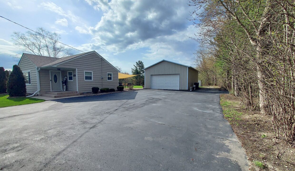 10931 W Ryan Rd - Tons of Parking