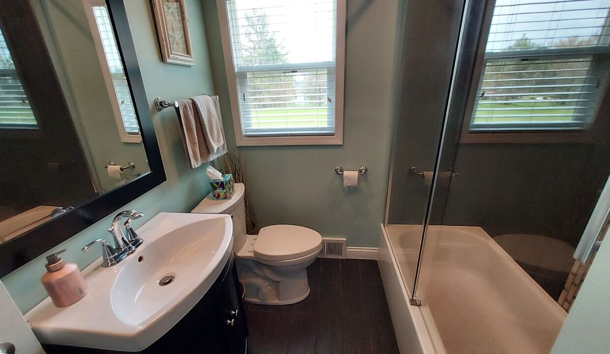 10931 W Ryan Rd - bath