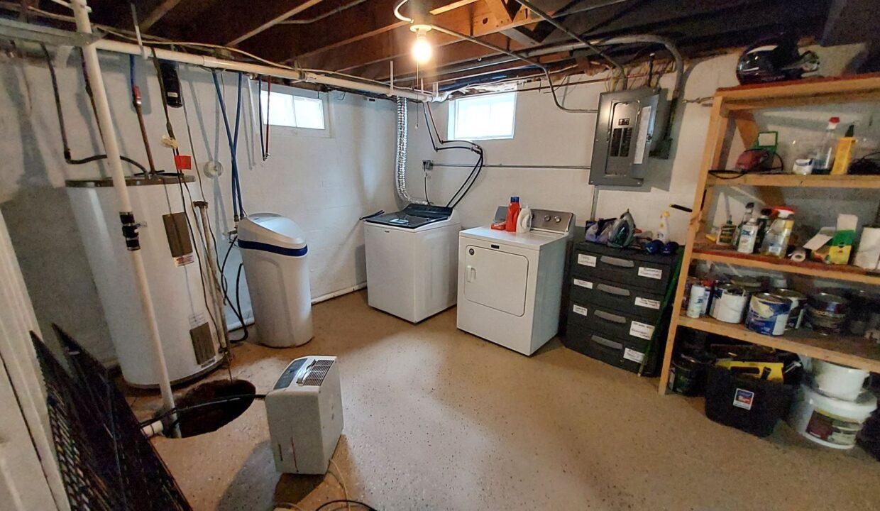 10931 W Ryan Rd - laundry area
