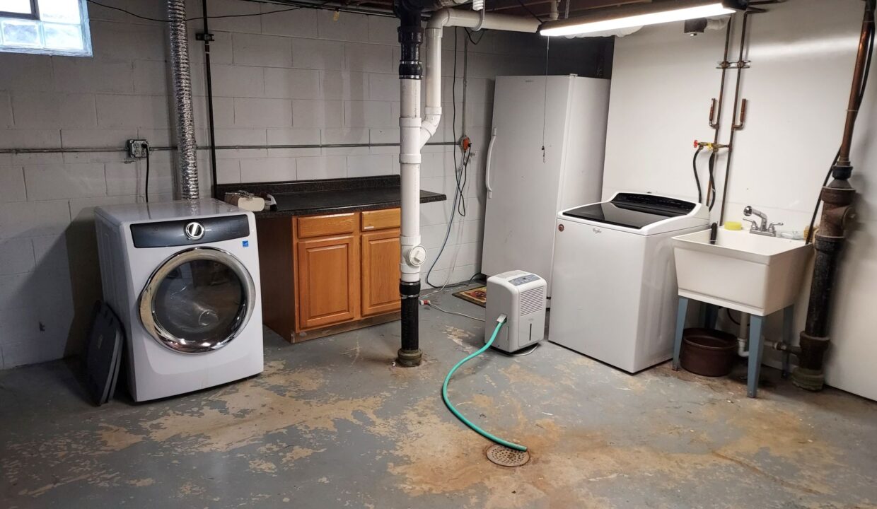 1636 Mackinac - Laundry Area