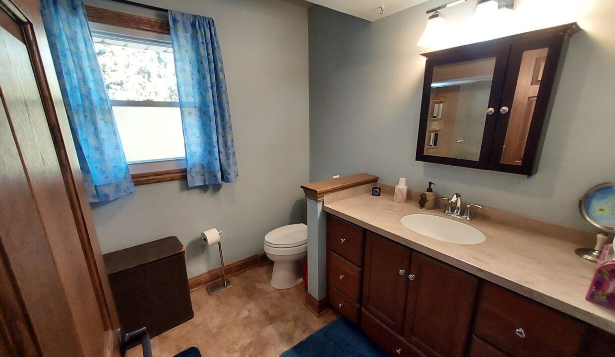 7808 Plainsview - MBath