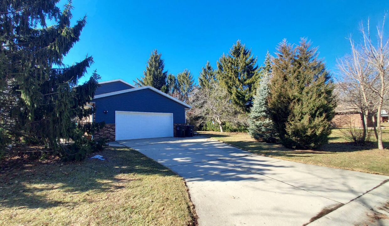 7808 Plainsview - garage