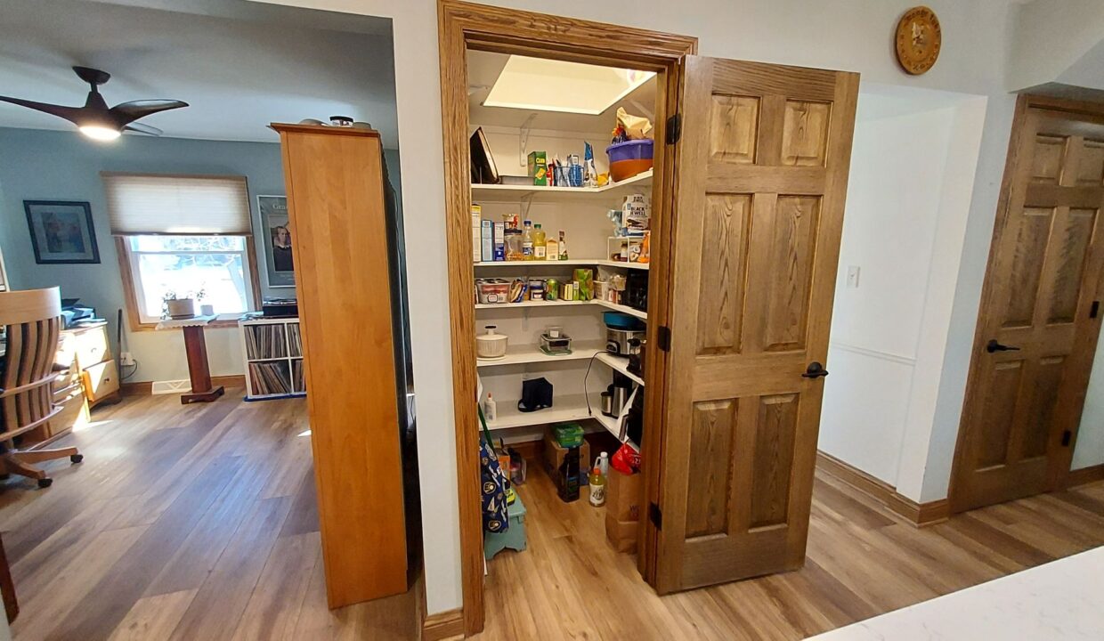7808 Plainsview - walk-in pantry
