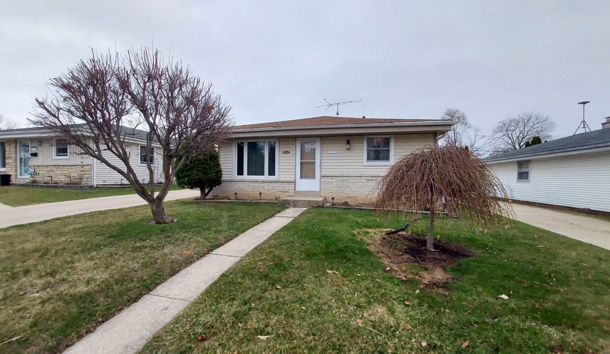 3642 S 95th - FView2