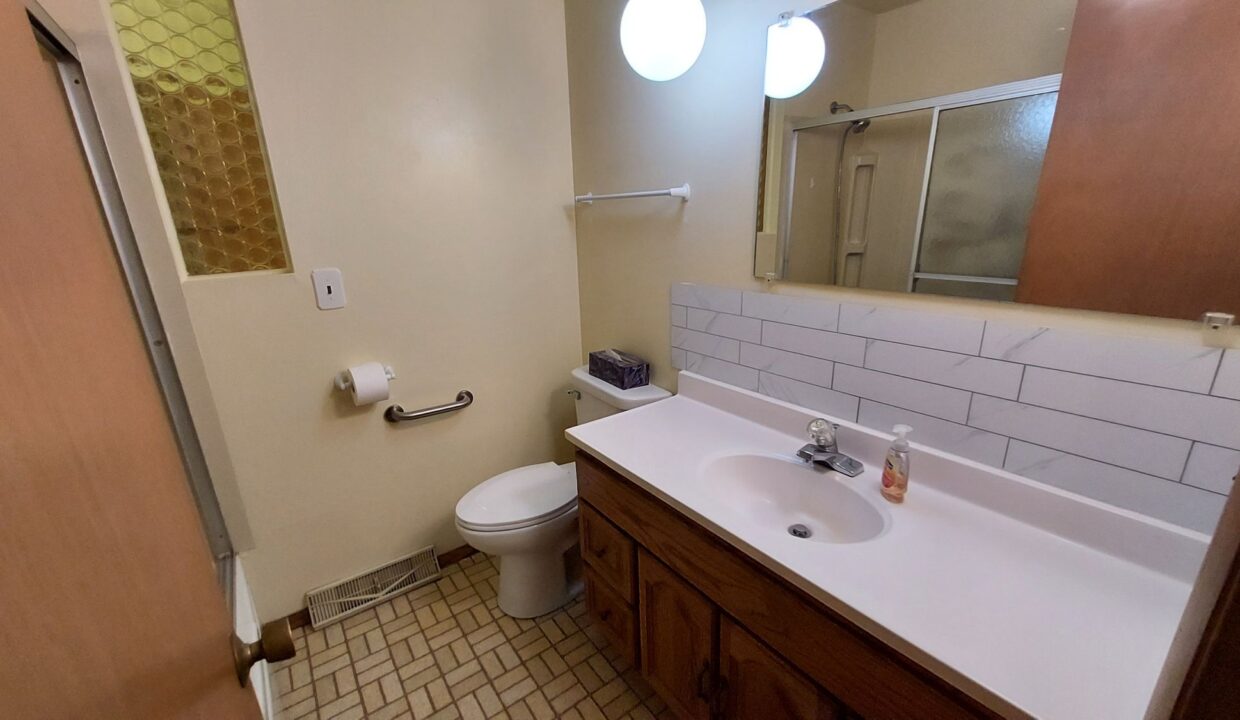 3642 S 95th - Main Bath