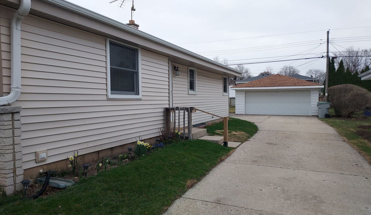 3642 S 95th - Side View