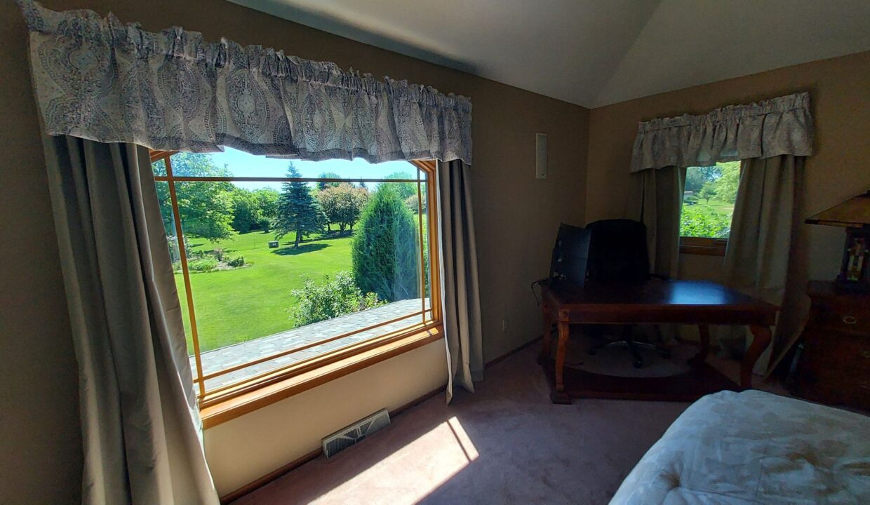 8404 S 68th - MBR Picture Window