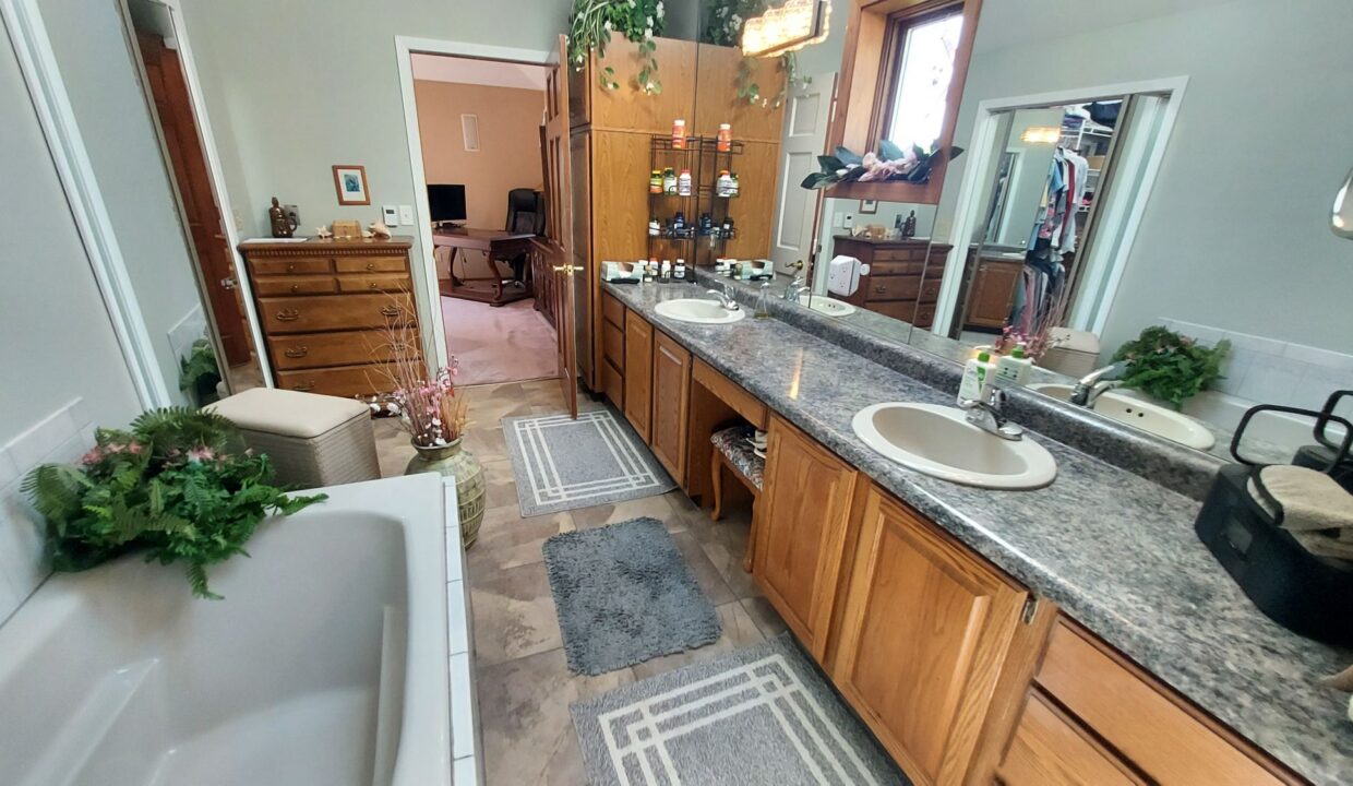 8404 S 68th - MBath1