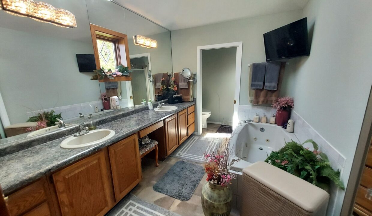 8404 S 68th - MBath2