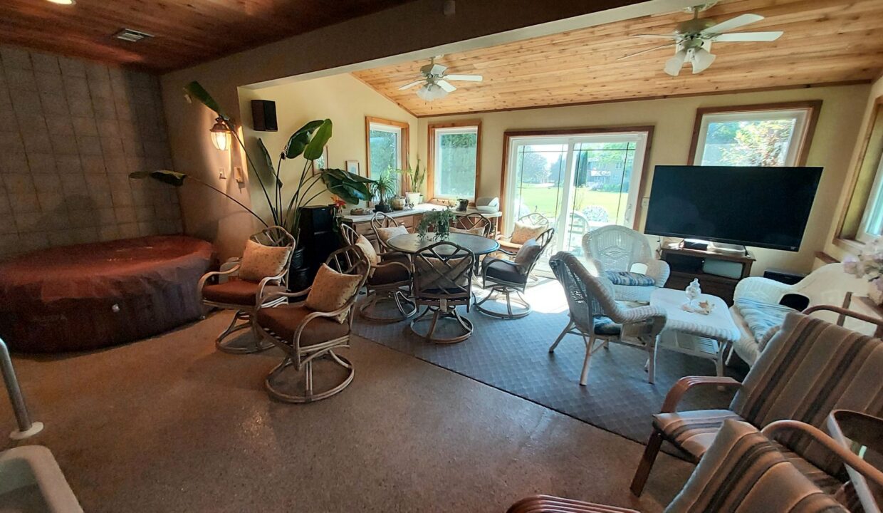 8404 S 68th - Pool-Sunroom