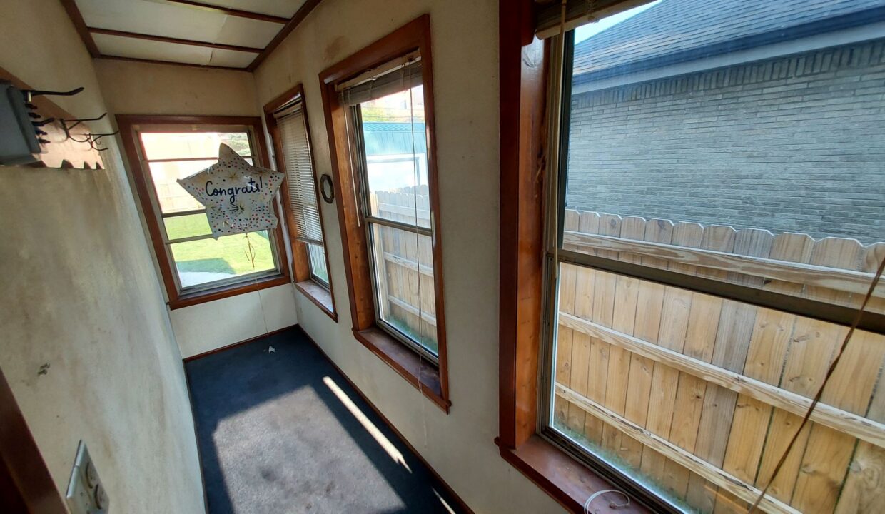 1405 15th Ave - breezeway