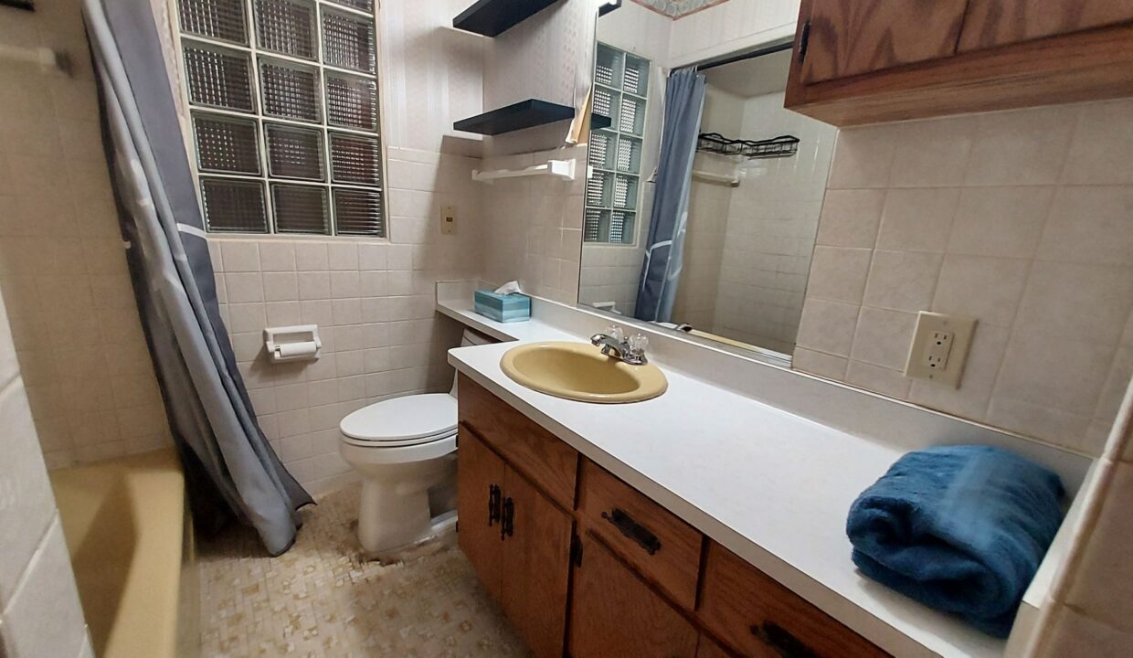 1405 15th Ave - main bath