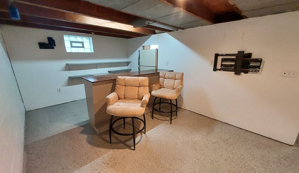 1405 15th Ave - rec rm bar2