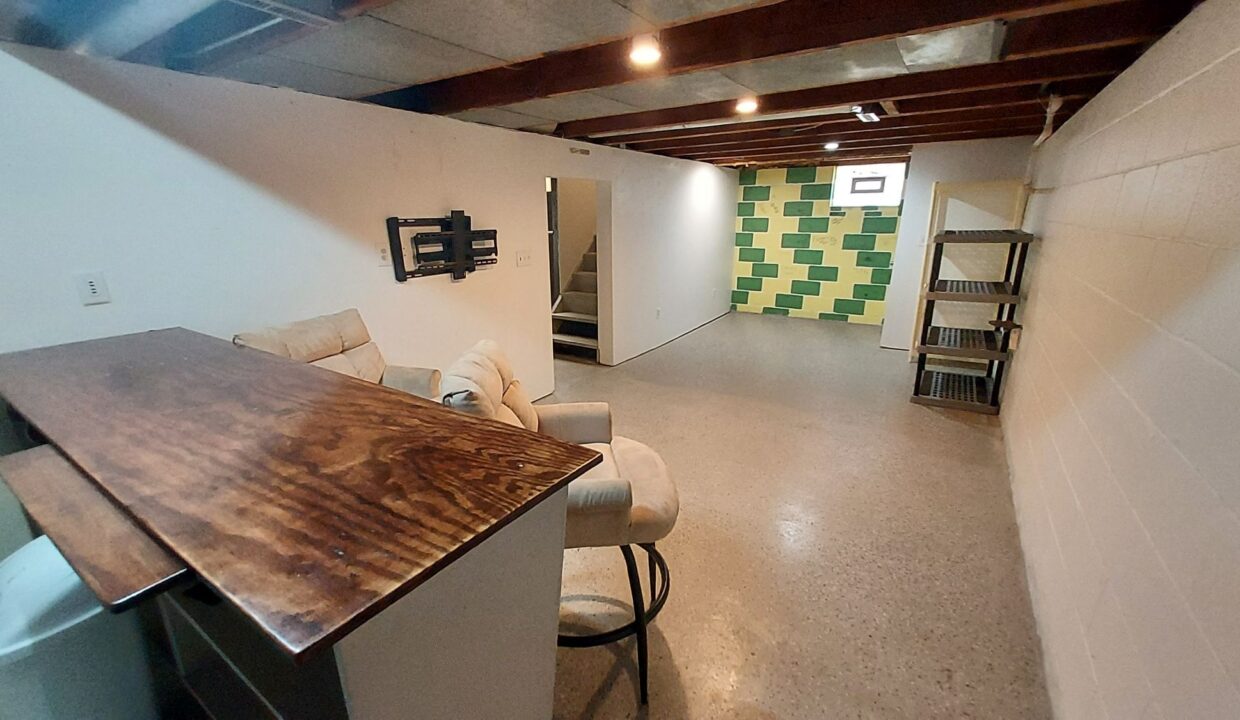 1405 15th Ave - rec rm2