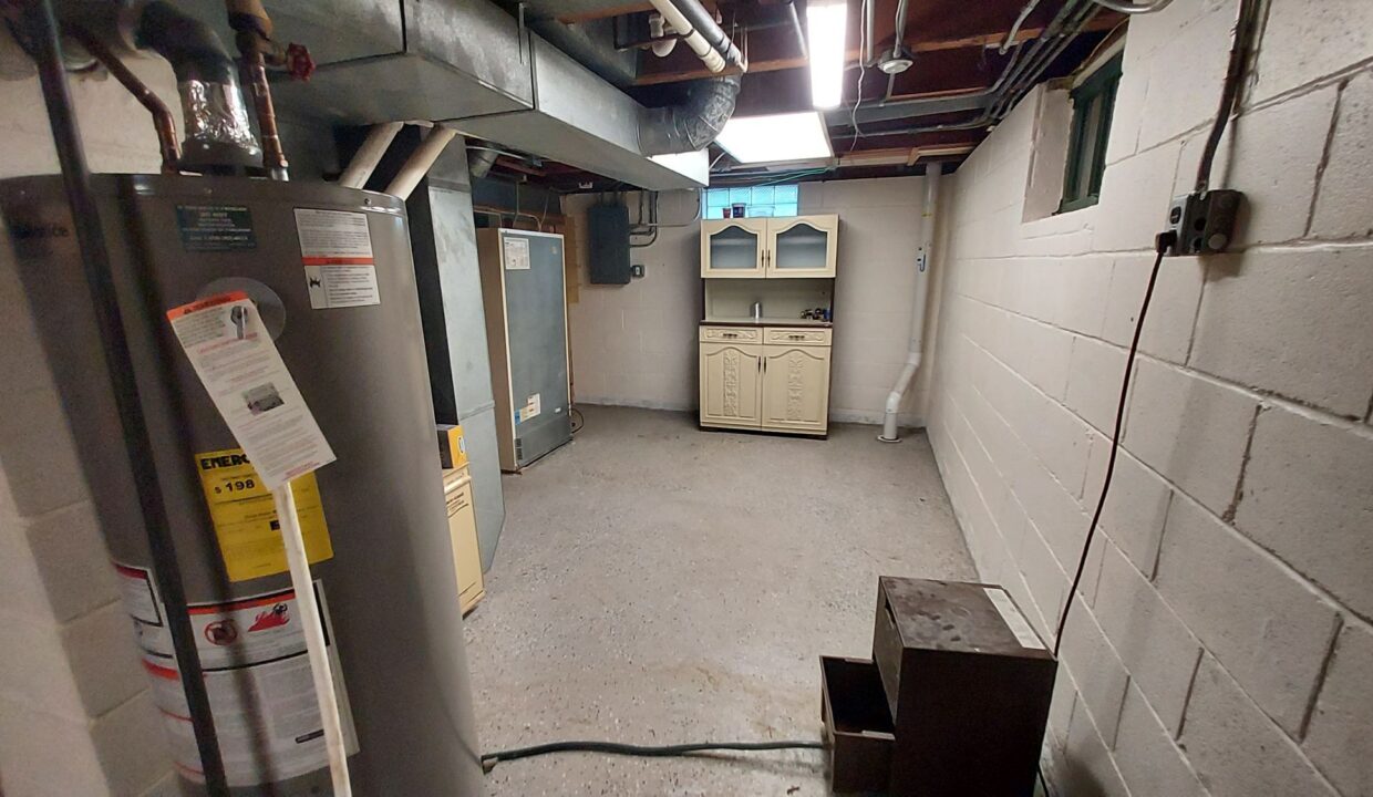 1405 15th Ave - water heater and storage