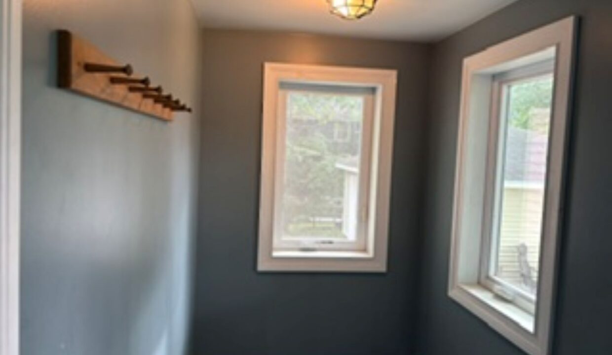 619 Division St - Breezeway