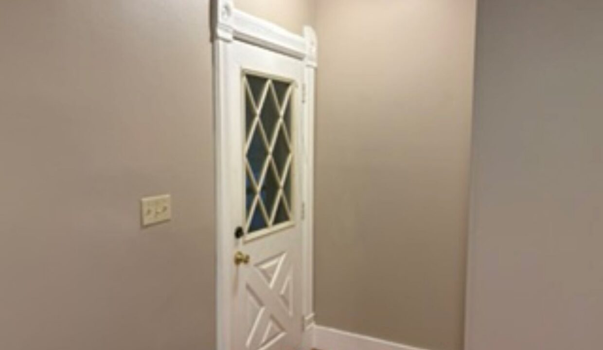 619 Division St - Front Entry