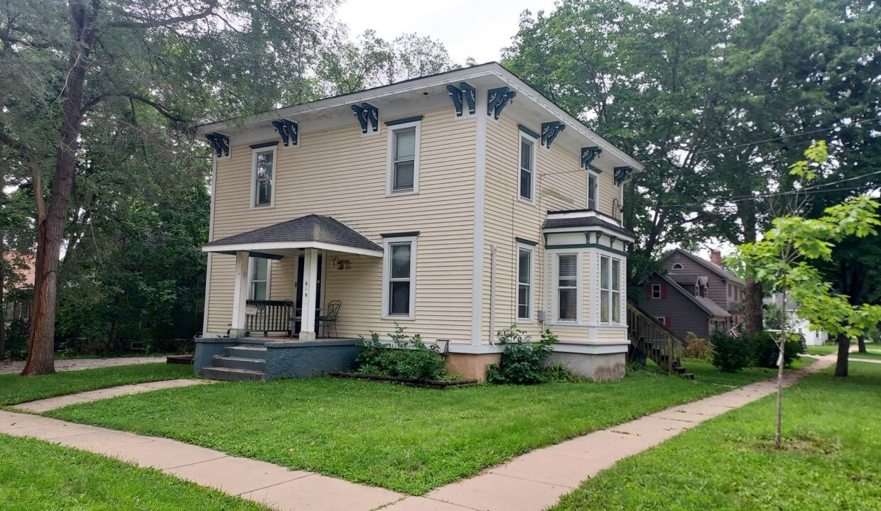 619 Division St - Front View