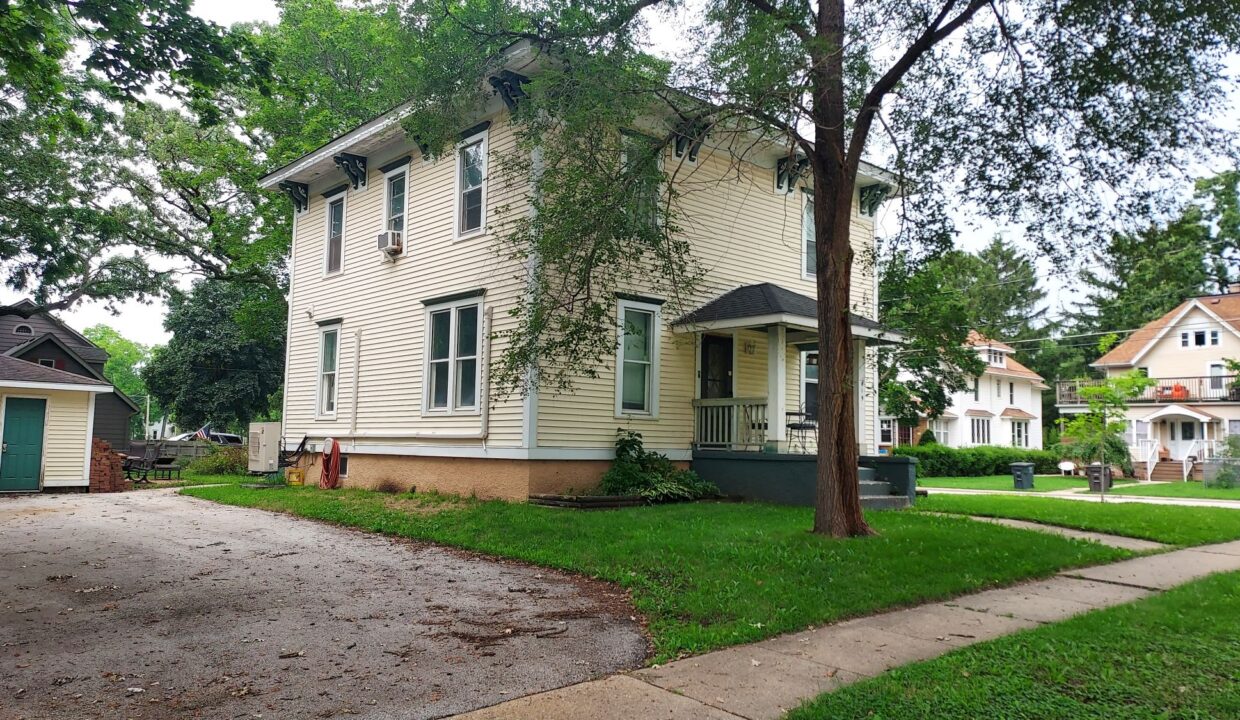 619 Division St - Front View2