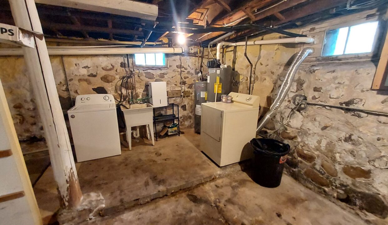619 Division St - Laundry