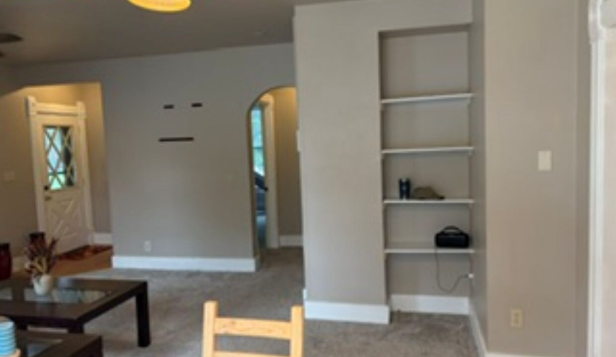 619 Division St - Lower LR6