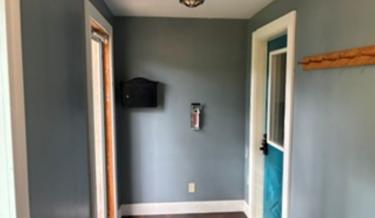 619 Division St - breezeway2